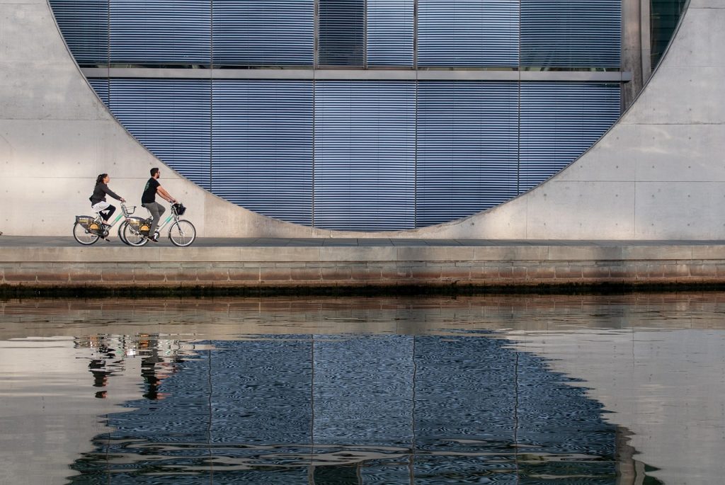 Forens fietst door de stad op weg naar werk