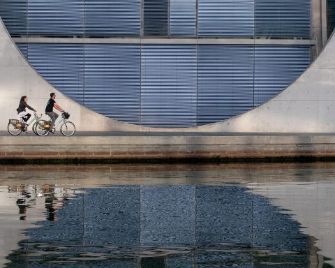 Forens fietst door de stad op weg naar werk