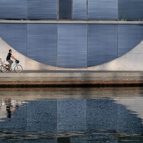 Forens fietst door de stad op weg naar werk