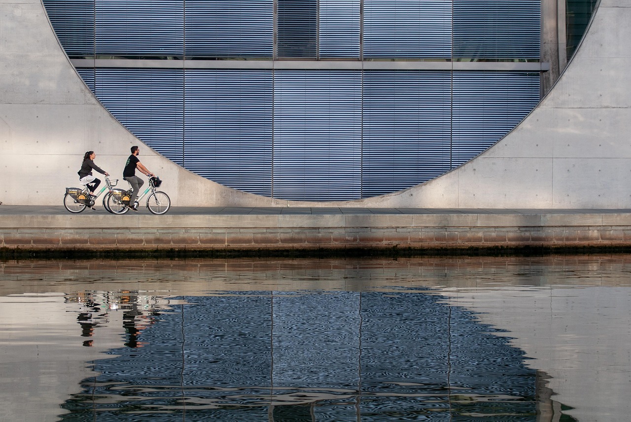 Forens fietst door de stad op weg naar werk