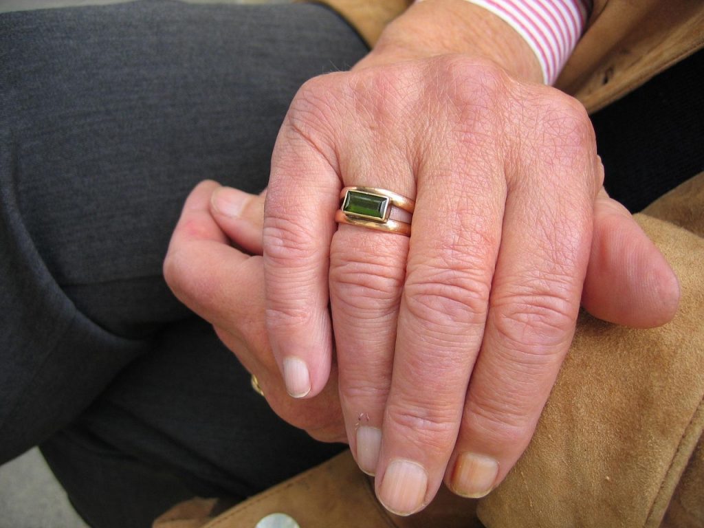 Oudere vrouw thuis die hulp ontvangt van een zorgverlener