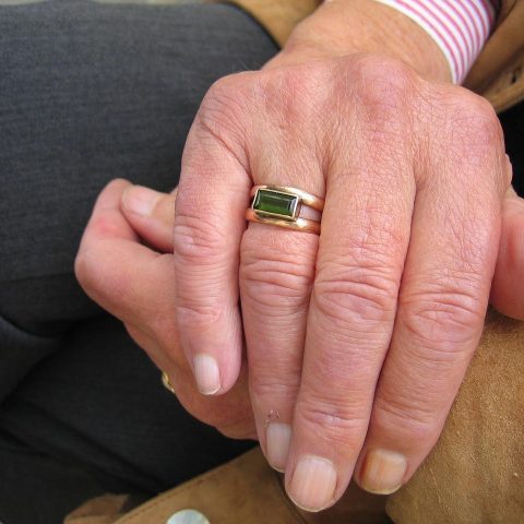 Oudere vrouw thuis die hulp ontvangt van een zorgverlener