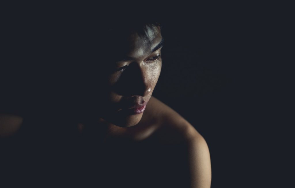Vrouw die een rode plek op haar onderarm bekijkt bij goed licht