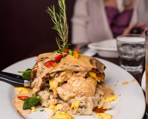 Persoon die gezond luncht achter een bureau op kantoor