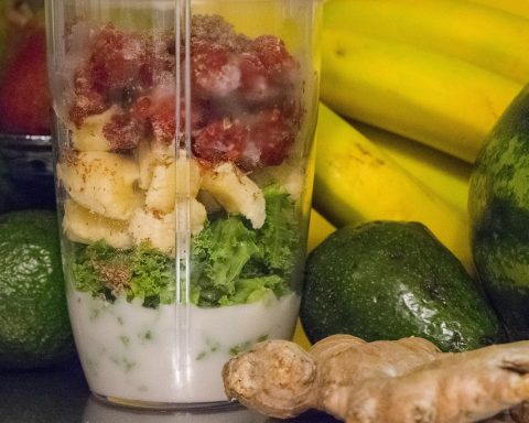 Een koele zomerse salade met eieren, tonijn en groene groenten in een kom