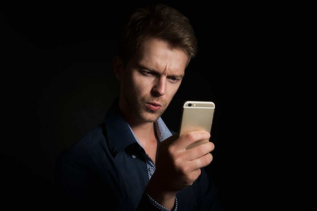 Jonge vrouw bekijkt haar zorgverzekering via een smartphone-app
