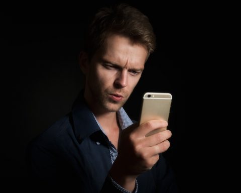 Jonge vrouw bekijkt haar zorgverzekering via een smartphone-app