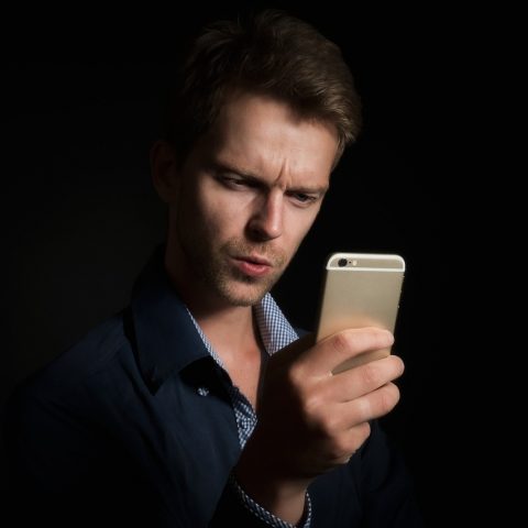 Jonge vrouw bekijkt haar zorgverzekering via een smartphone-app