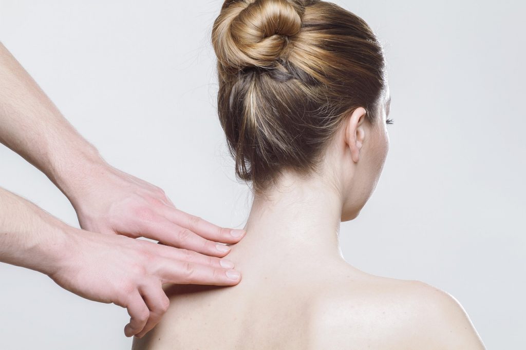 Fysiotherapeut behandelt de schouder van een patiënt in een fysiotherapiepraktijk