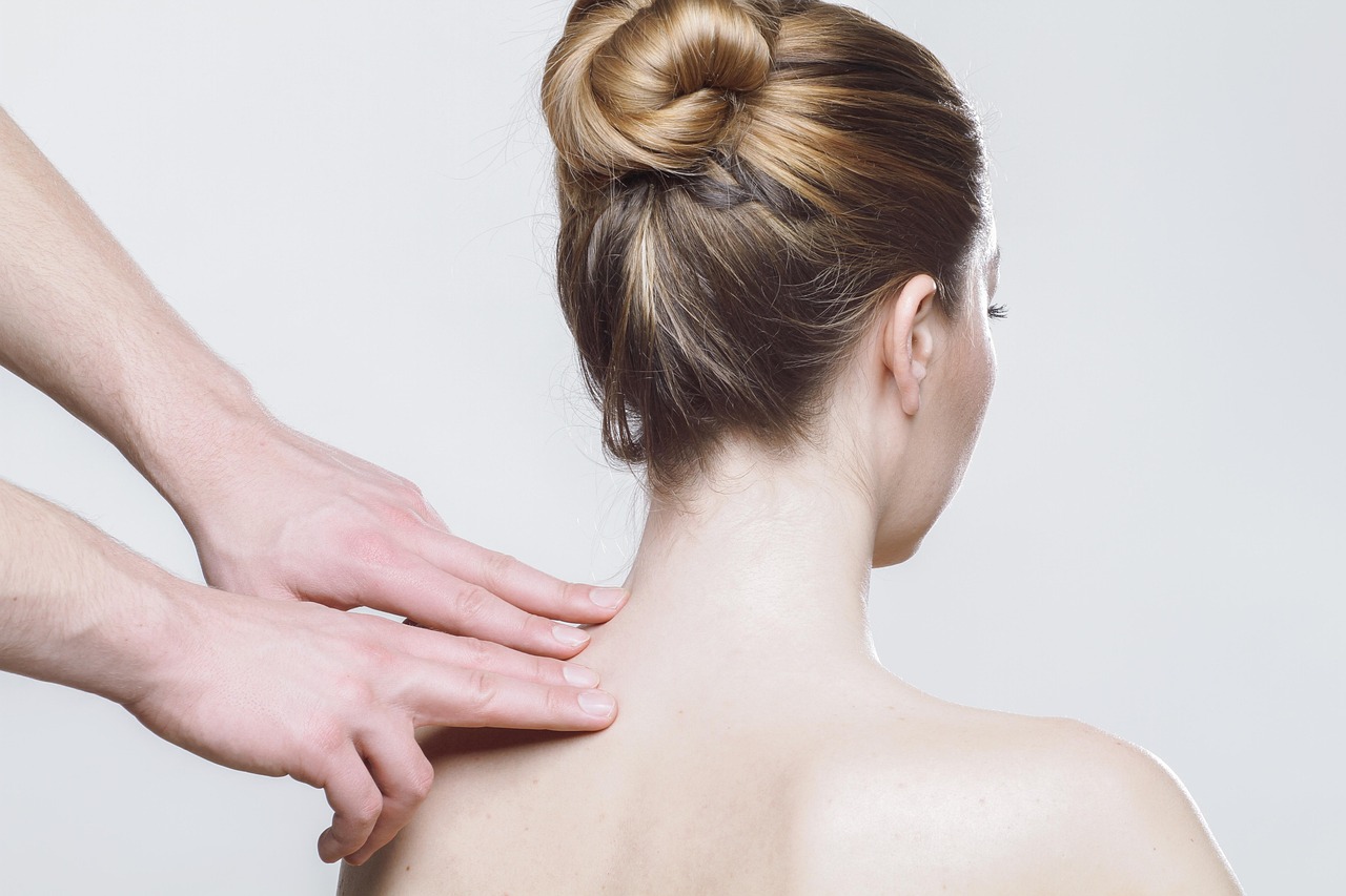 Fysiotherapeut behandelt de schouder van een patiënt in een fysiotherapiepraktijk