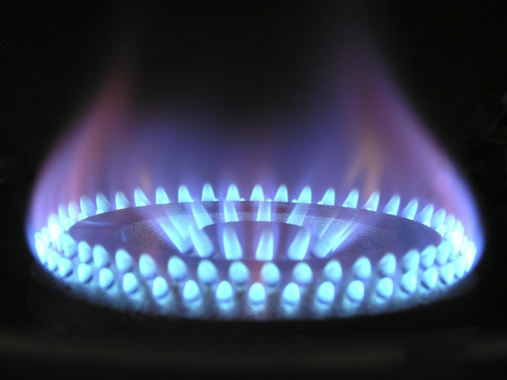 Een gasfornuis in gebruik in een keuken met brandende pitten