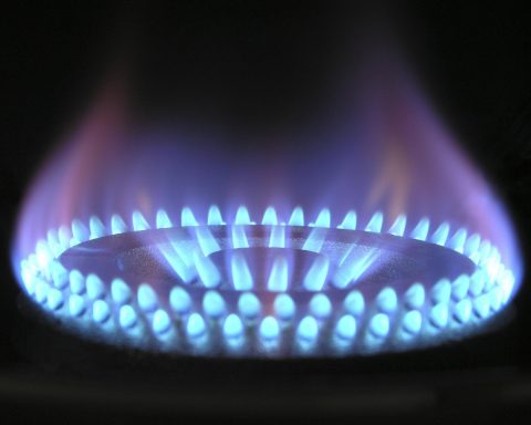 Een gasfornuis in gebruik in een keuken met brandende pitten