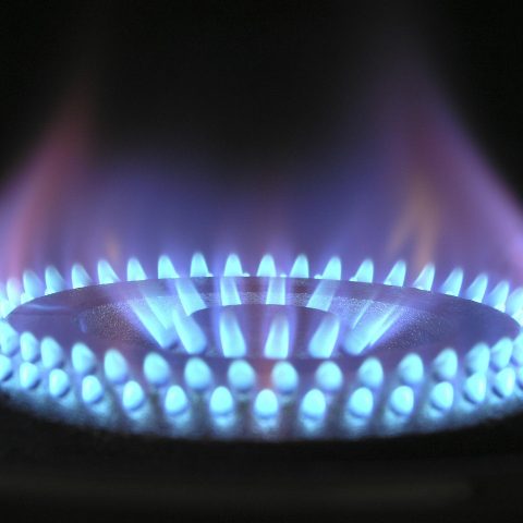 Een gasfornuis in gebruik in een keuken met brandende pitten