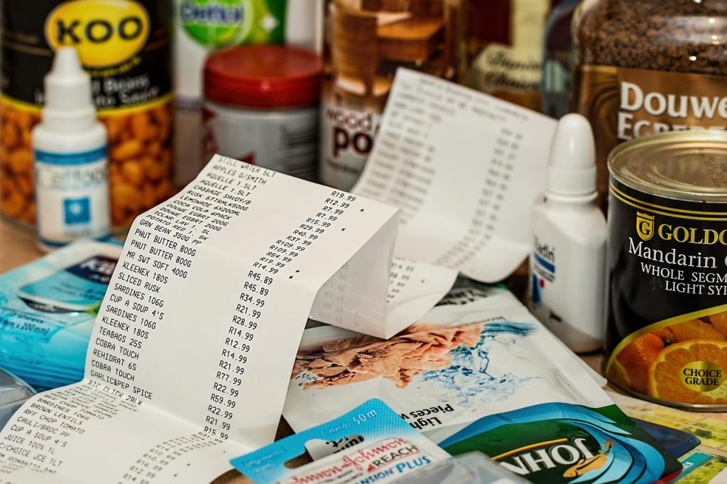 Boodschappen op een keukentafel, met eenvoudige en betaalbare basisproducten zoals groenten, eieren en peulvruchten