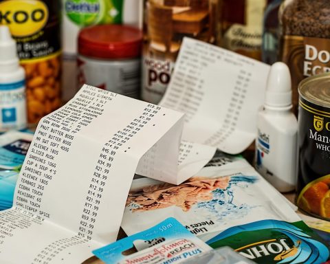 Boodschappen op een keukentafel, met eenvoudige en betaalbare basisproducten zoals groenten, eieren en peulvruchten