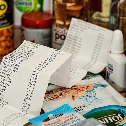 Boodschappen op een keukentafel, met eenvoudige en betaalbare basisproducten zoals groenten, eieren en peulvruchten