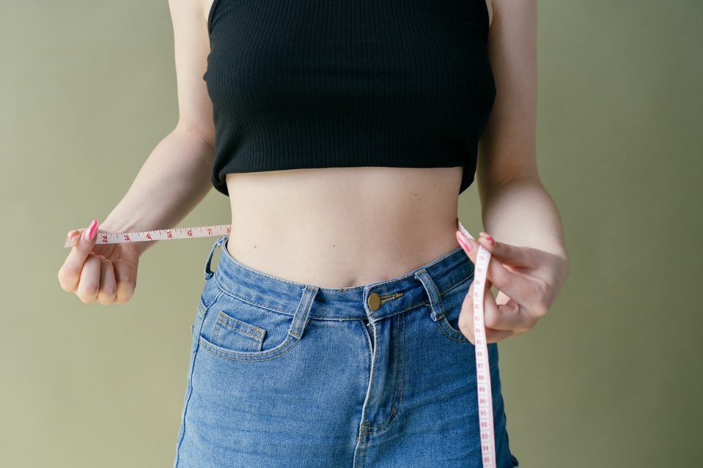 Arts die de buikomvang van een patiënt opmeet als aanvulling op de BMI-meting