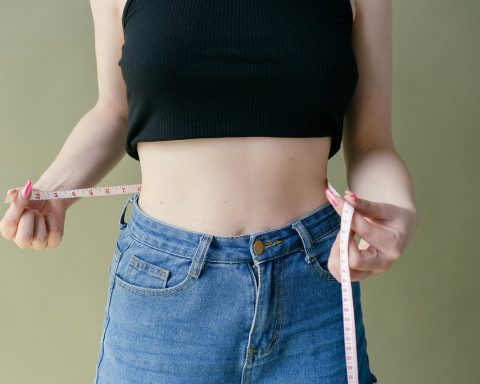 Arts die de buikomvang van een patiënt opmeet als aanvulling op de BMI-meting
