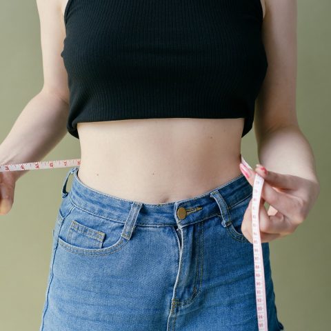 Arts die de buikomvang van een patiënt opmeet als aanvulling op de BMI-meting