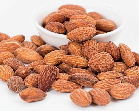 Gezonde tussendoortjes zoals noten, yoghurt en crackers op een bureau