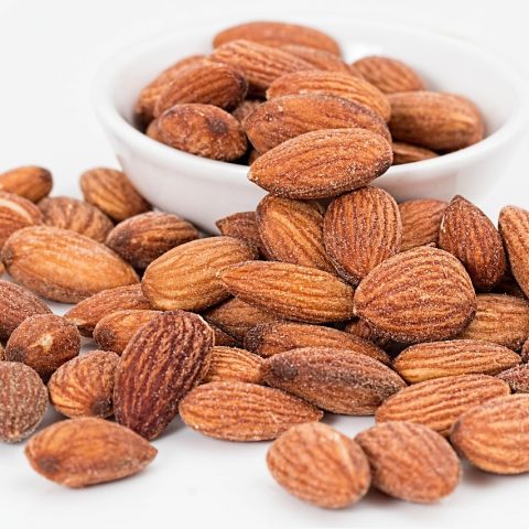 Gezonde tussendoortjes zoals noten, yoghurt en crackers op een bureau