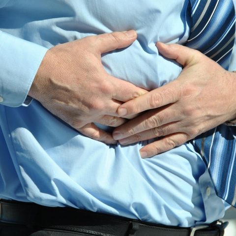 Arts die een maagfoto bekijkt voor diagnose van een maaginfectie