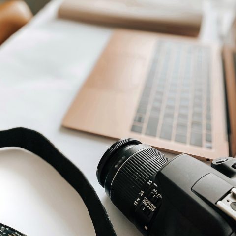 Persoon die zichtbaar moeite heeft met concentreren achter een laptop op een warme zomerdag