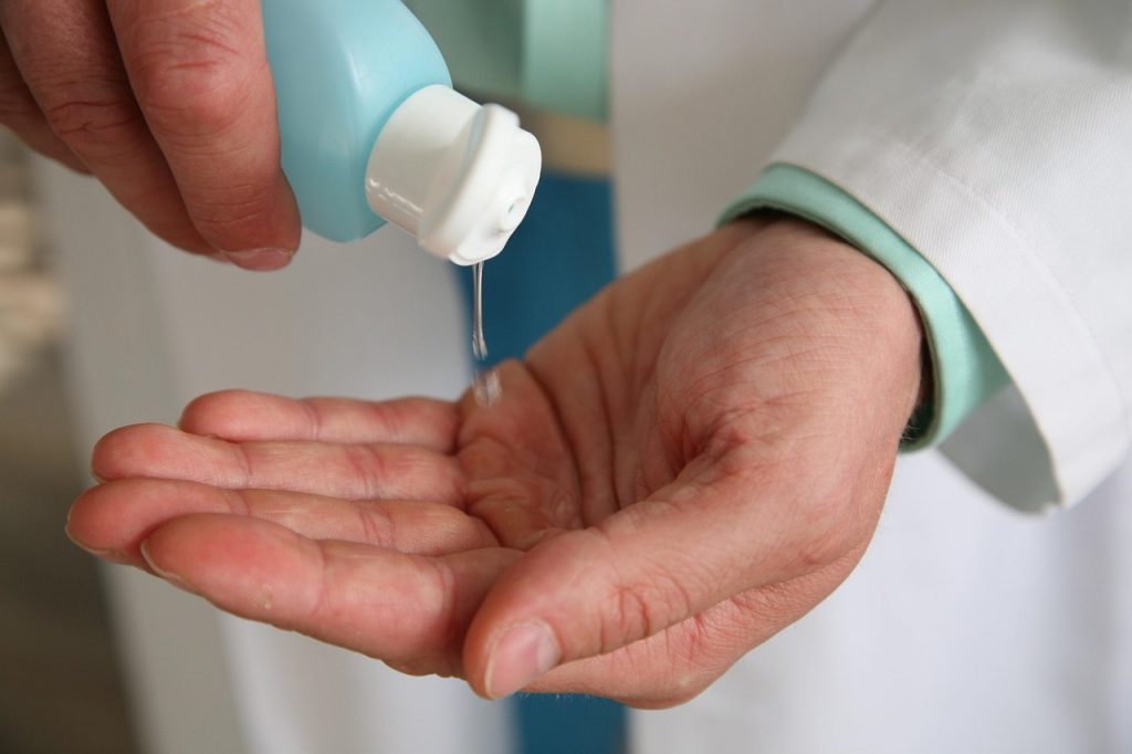 Huisarts voert een huidpriktest uit op de onderarm van een patiënt