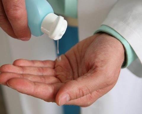 Huisarts voert een huidpriktest uit op de onderarm van een patiënt