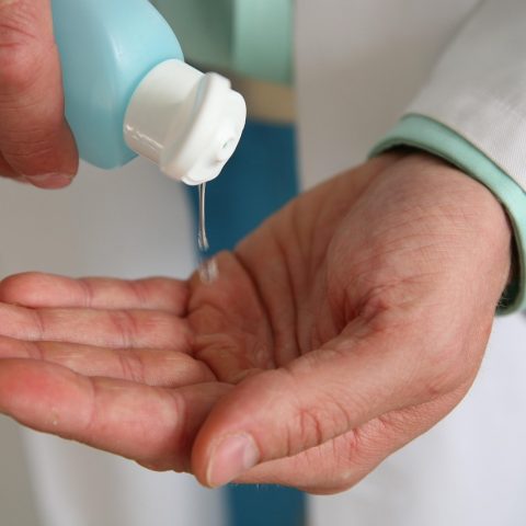 Huisarts voert een huidpriktest uit op de onderarm van een patiënt