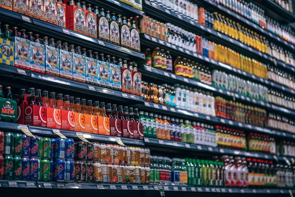 Schappen in een hulpmiddelenwinkel met verpakkingen van incontinentiemateriaal en andere zorghulpmiddelen