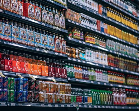 Schappen in een hulpmiddelenwinkel met verpakkingen van incontinentiemateriaal en andere zorghulpmiddelen
