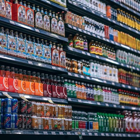 Schappen in een hulpmiddelenwinkel met verpakkingen van incontinentiemateriaal en andere zorghulpmiddelen