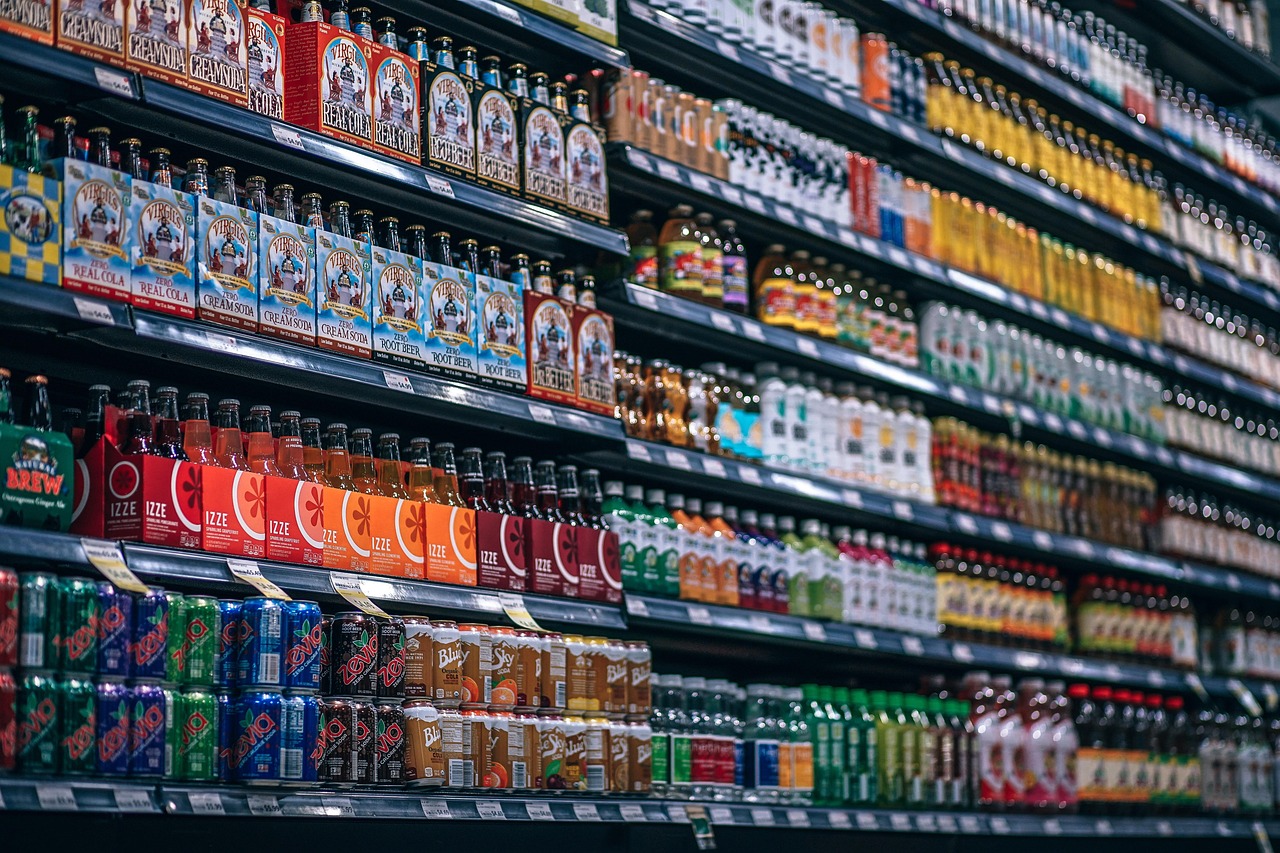 Schappen in een hulpmiddelenwinkel met verpakkingen van incontinentiemateriaal en andere zorghulpmiddelen