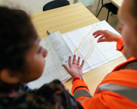 Illustratie van de schildklier in de hals met jodium als bouwstof voor hormonen