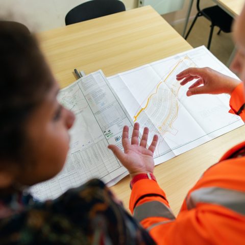 Illustratie van de schildklier in de hals met jodium als bouwstof voor hormonen