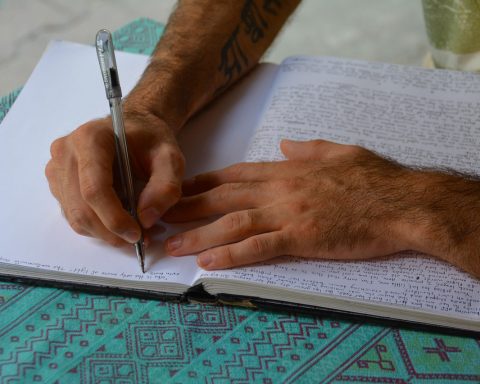 Persoon die een bezwaarbrief schrijft aan de zorgverzekeraar