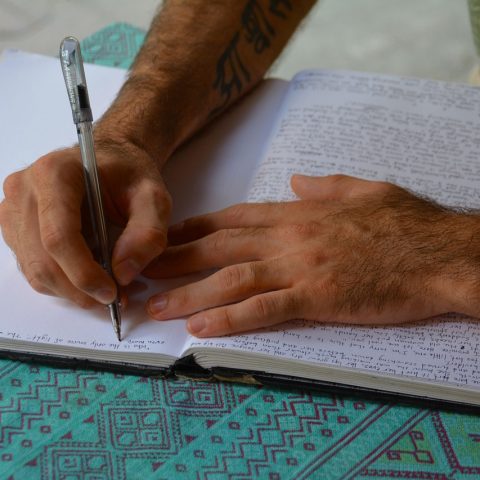 Persoon die een bezwaarbrief schrijft aan de zorgverzekeraar