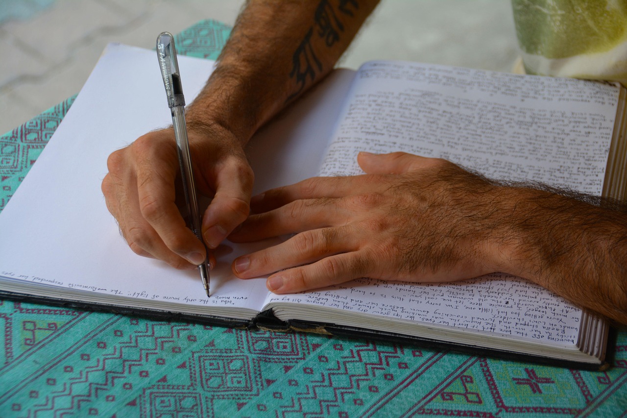Persoon die een bezwaarbrief schrijft aan de zorgverzekeraar
