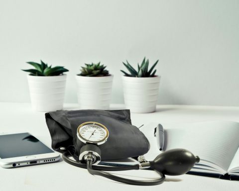 Laboratoriumuitslagen op papier met getallen en referentiewaarden