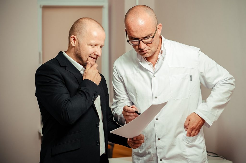 Arts in gesprek met patiënt tijdens een consult in een huisartspraktijk