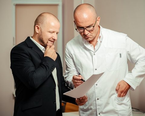 Arts in gesprek met patiënt tijdens een consult in een huisartspraktijk