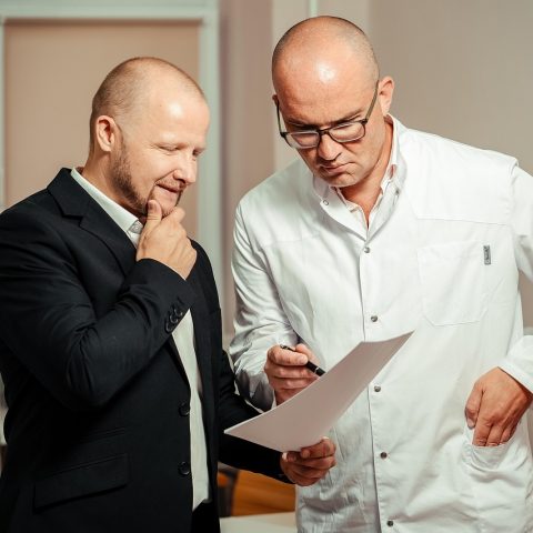 Arts in gesprek met patiënt tijdens een consult in een huisartspraktijk