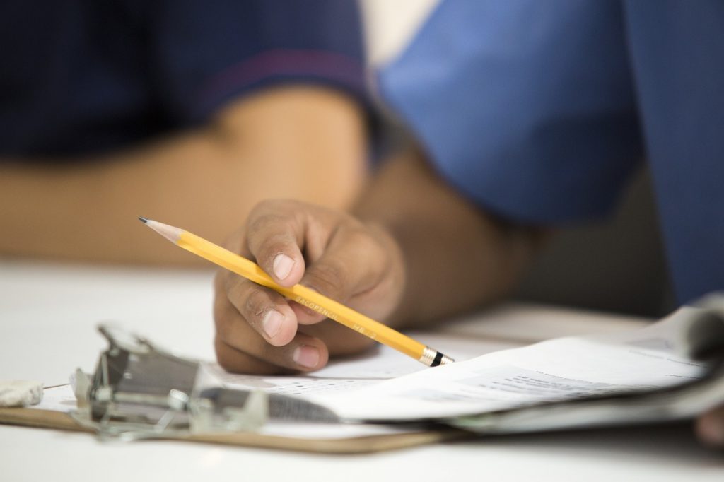 Zorgmedewerker die documenten controleert aan een bureau