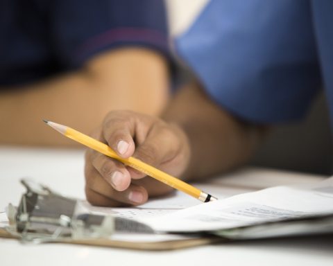 Zorgmedewerker die documenten controleert aan een bureau