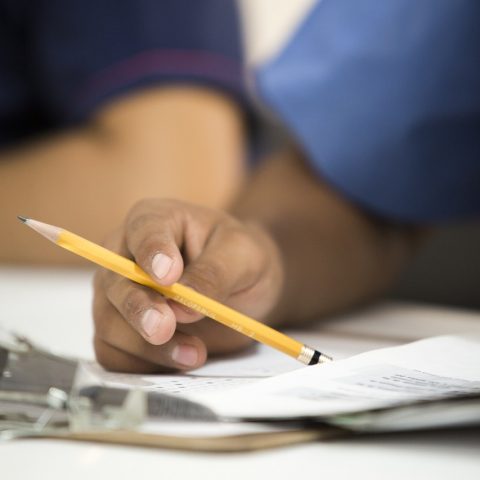 Zorgmedewerker die documenten controleert aan een bureau