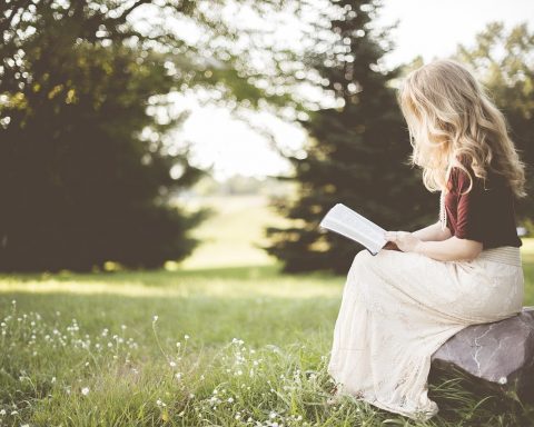 Vrouw leest aandachtig een informatiebrochure over haar gezondheid