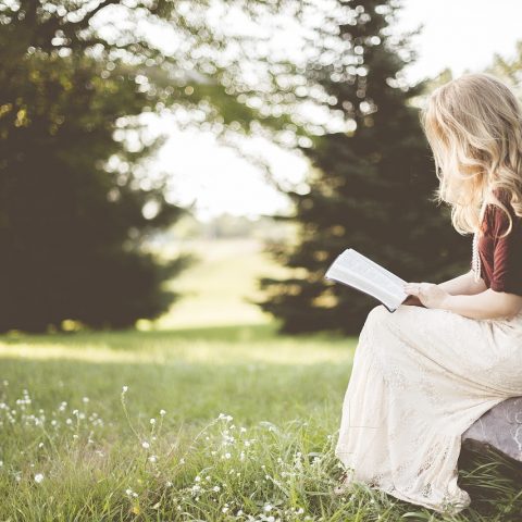 Vrouw leest aandachtig een informatiebrochure over haar gezondheid