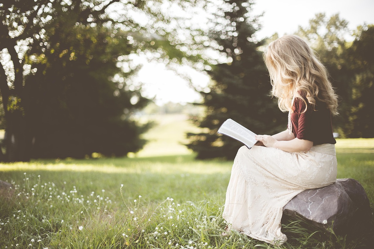 Vrouw leest aandachtig een informatiebrochure over haar gezondheid