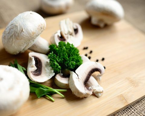 Kleine bakjes met voorgekookte groenten en soep klaargemaakt voor de week